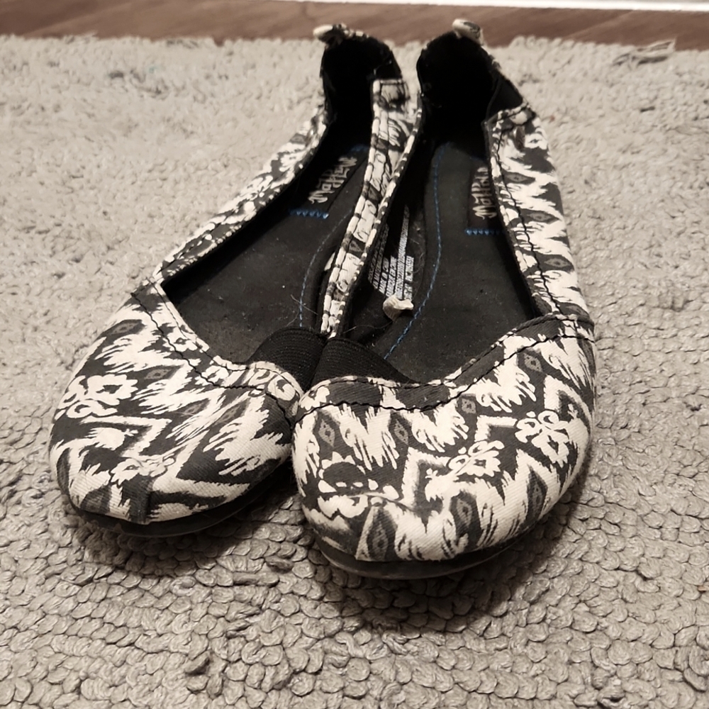 Black and white pattern flats